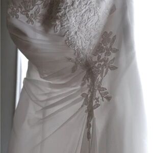 Beautiful A-Line David’s Bridal Wedding Dress